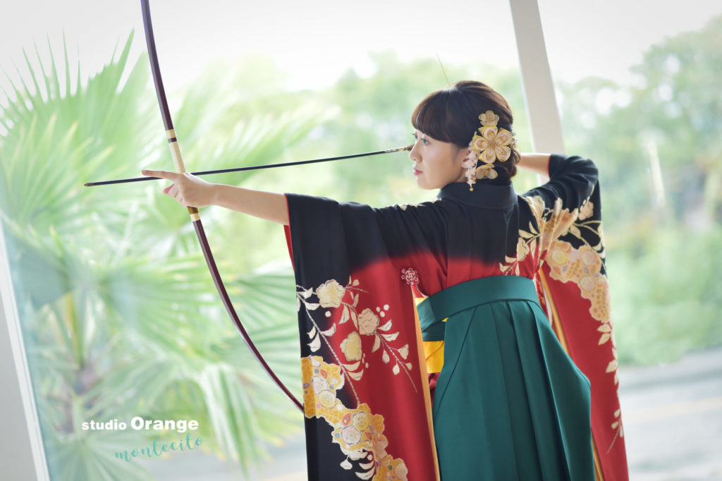 伊丹市からお持ち込みの振袖と袴で 弓道の弓を持って成人式撮影 宝塚市の写真館スタジオオレンジ モンテシート