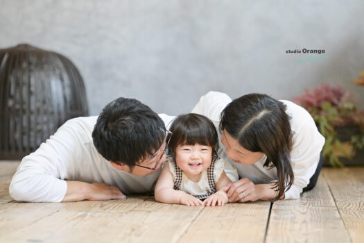 １才女の子と家族写真