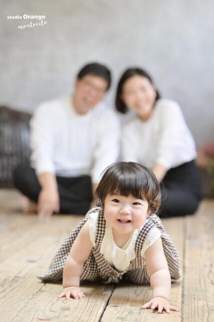 元気いっぱいの1歳女の子。パパとママとみんなでお祝い