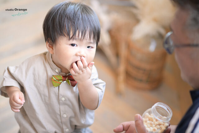 1歳男の子泣きながら大好きなボーロを食べる