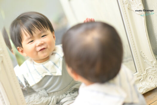 鏡で自分の顔を見てにっこり笑顔